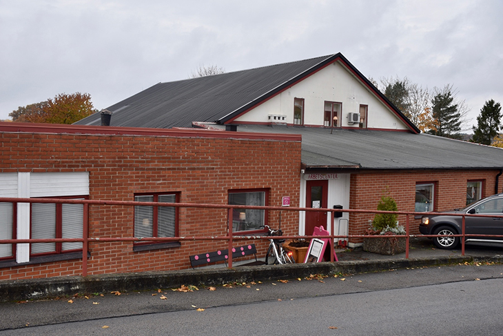 Foto från Toffelvägen. Vi ser en tegelbyggnad med en väg framför.