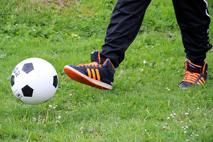 Person som sparkar på en fotboll