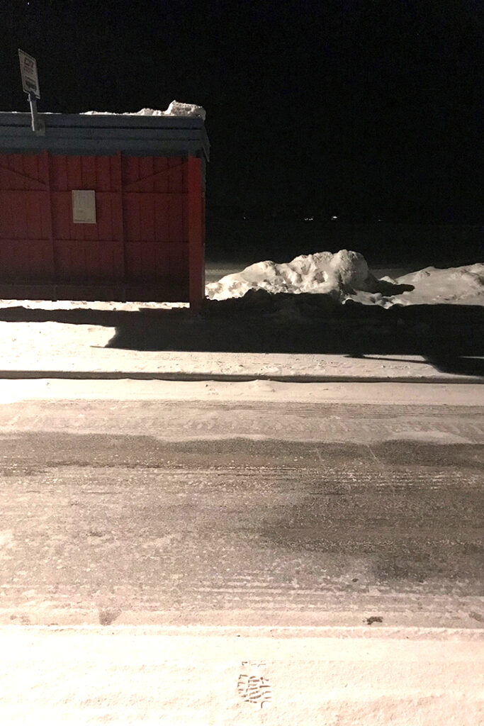 Foto av en vinterväg.