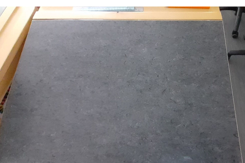 Foto på en grå skolbänk.