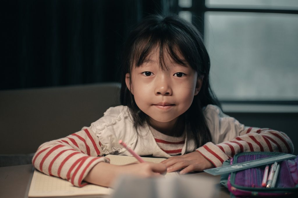 Flicka som gör läxor.