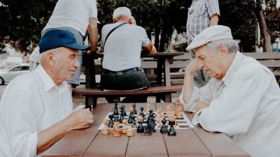 Två gubbar spelar schack.