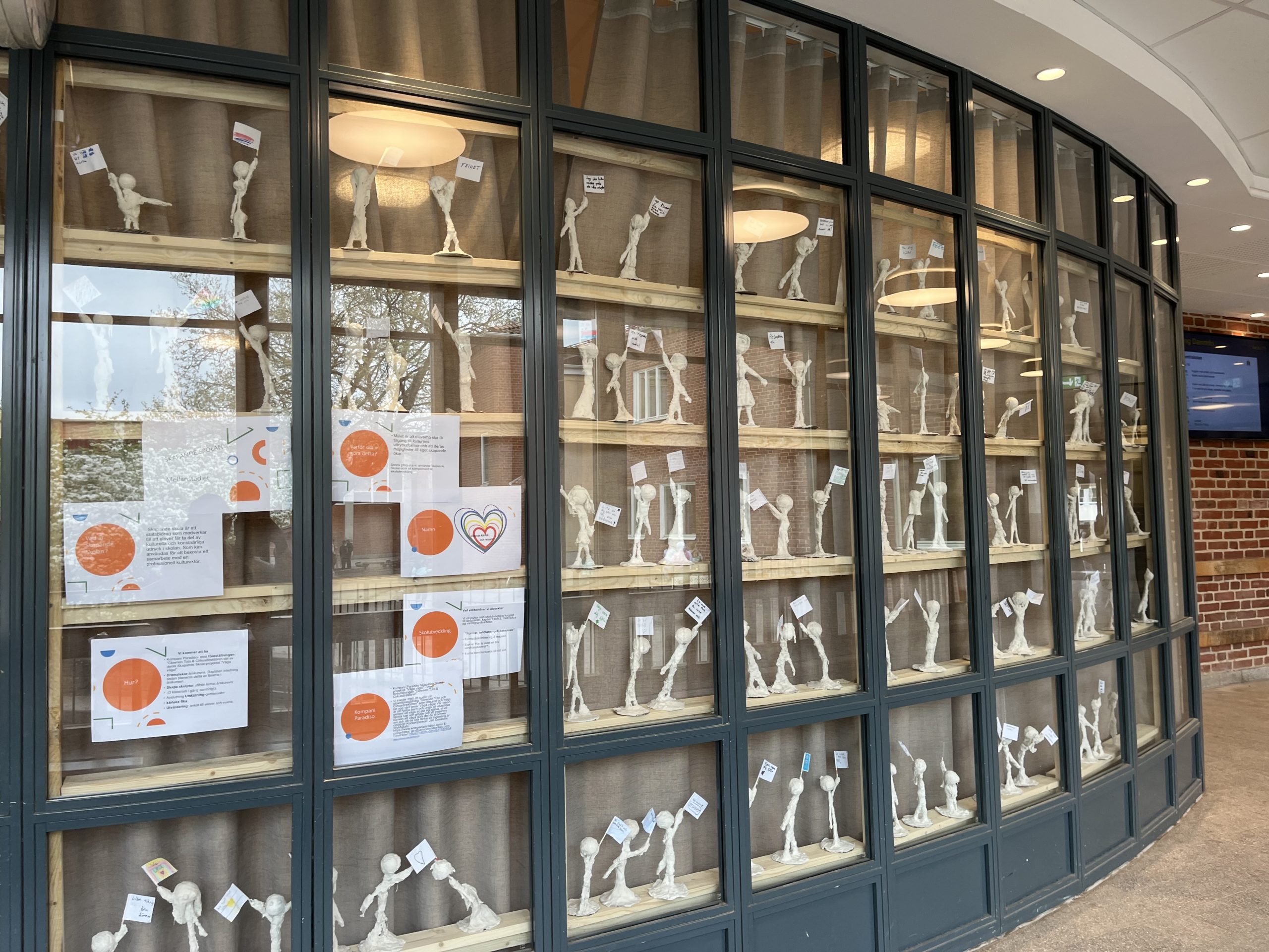 Över 200 skulpturer som eleverna på Dammfriskolan har skapat.