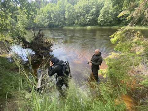 Dykare som ska dyka i en flod