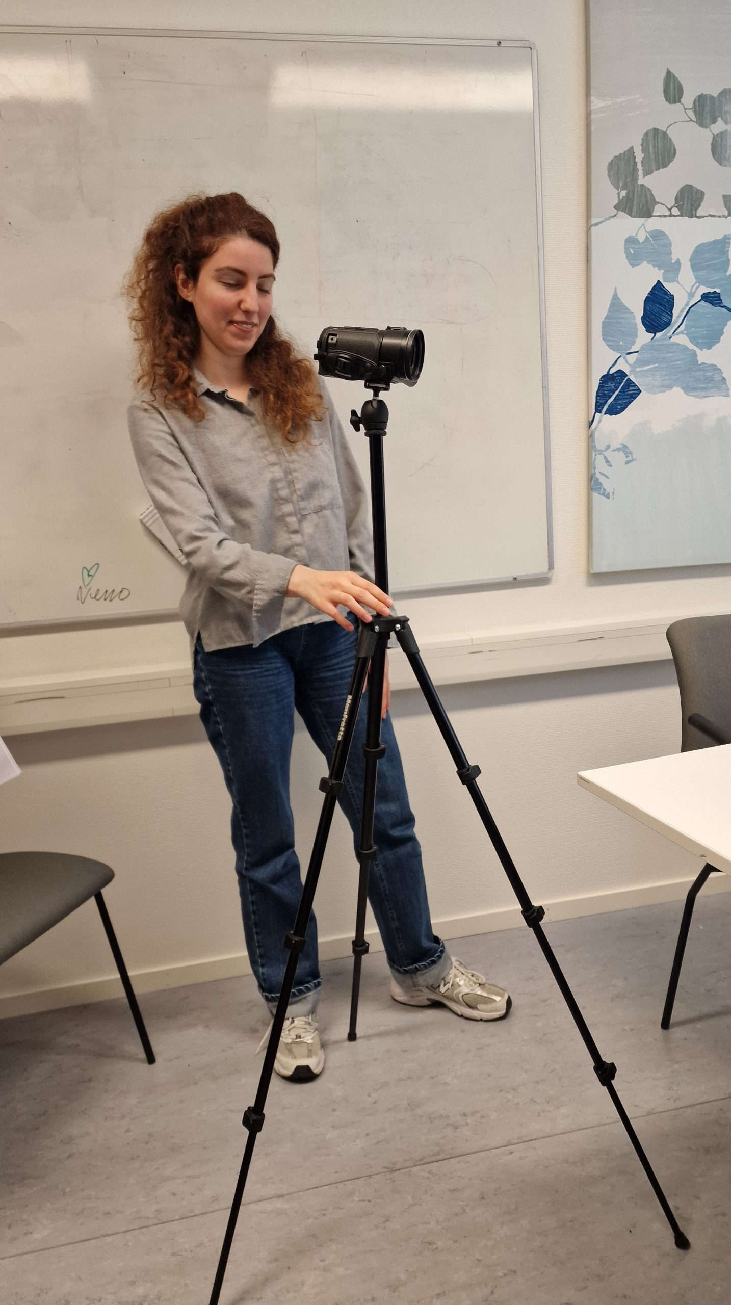 Gaye Askin med filmkameran.